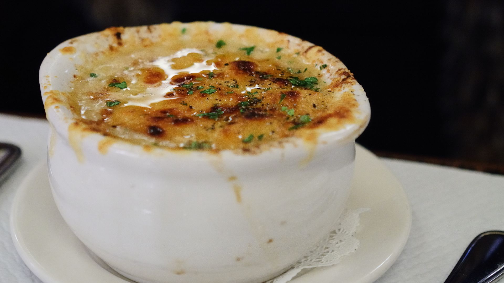 File:Onion soup, Balthazar.jpg