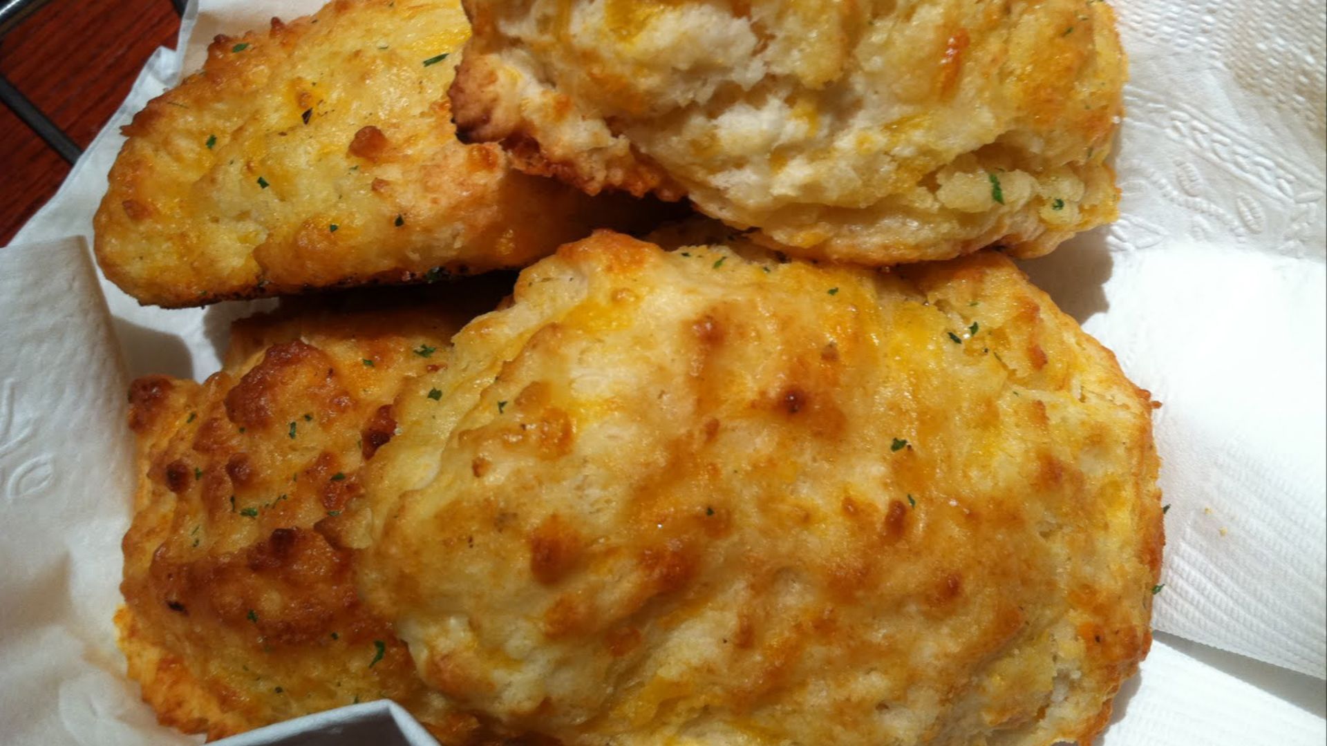 File:Cheddar Bay Biscuits (11274813896).jpg