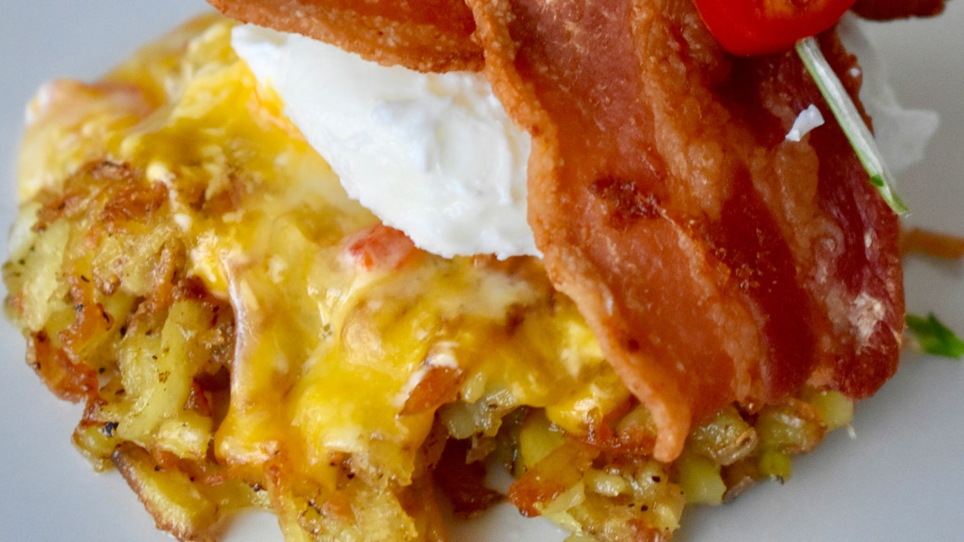 hash brown with egg and bacon dish