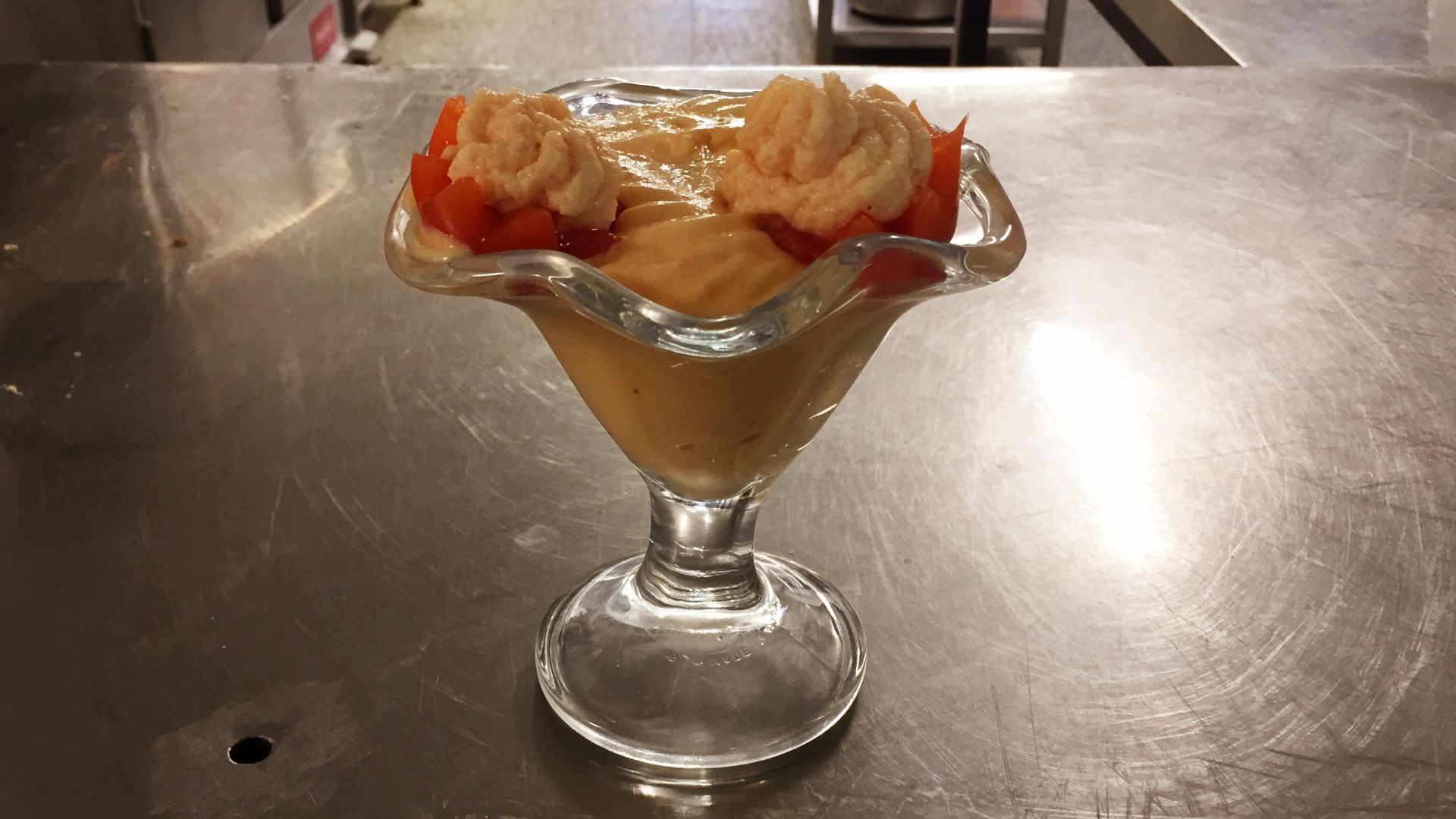 File:Mouse de gambes i gelatina de tomàquet (2).jpg