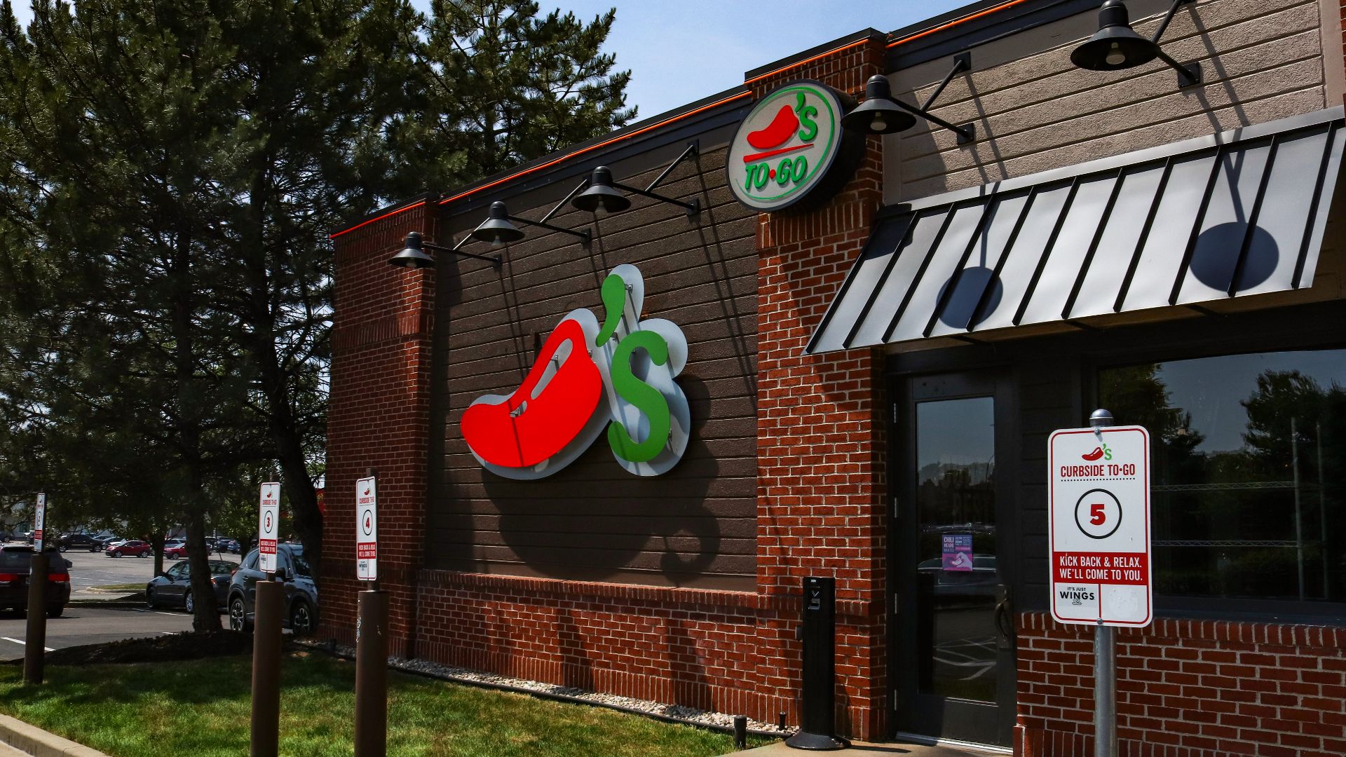 File:Chili's restaurant curbside pickup.png