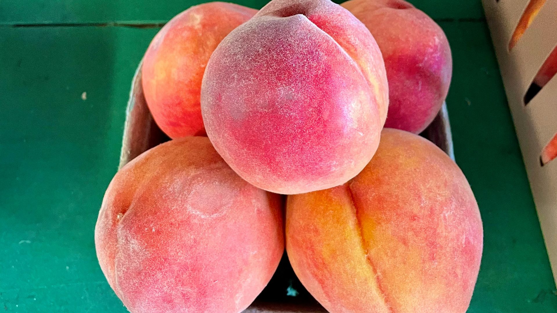 A bunch of peaches sitting on a table
