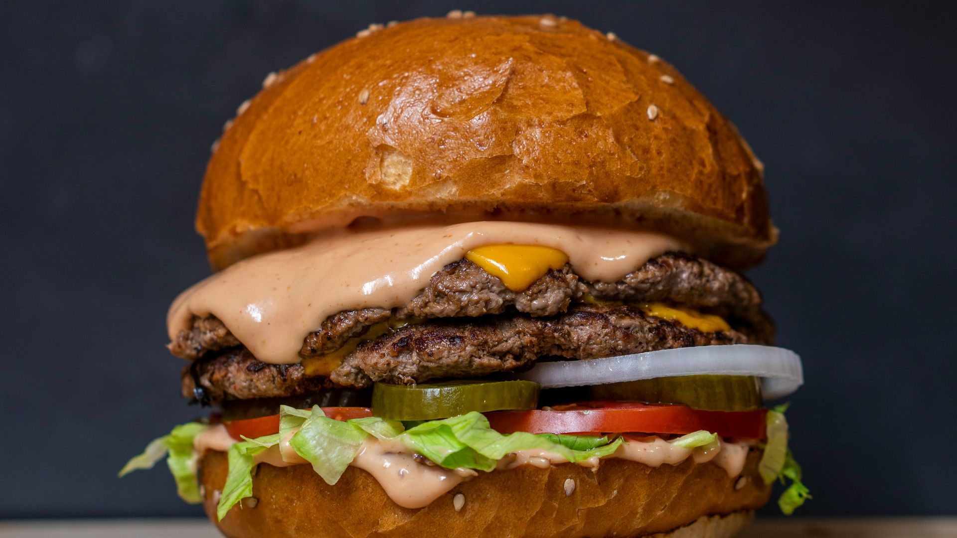 burger with lettuce and tomatoes