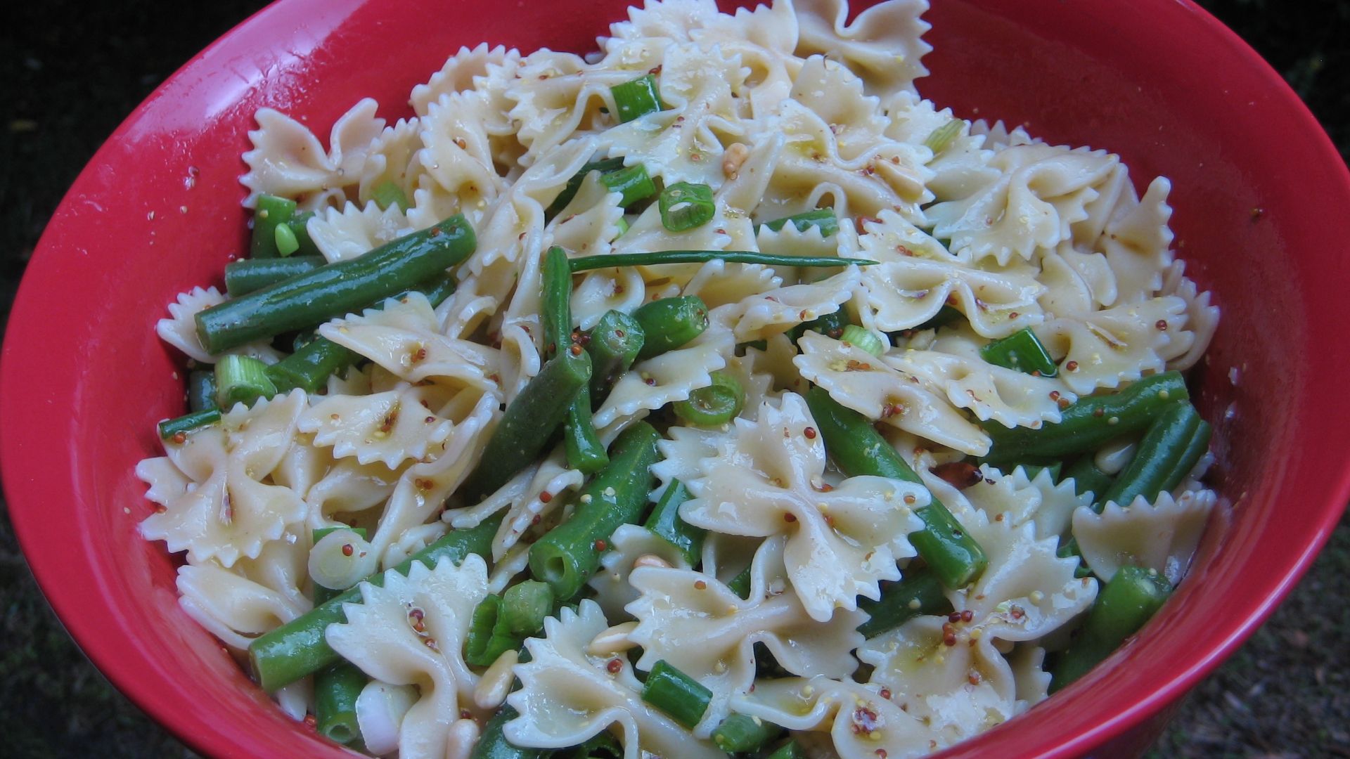 File:Bowtie pasta salad bowl.jpg