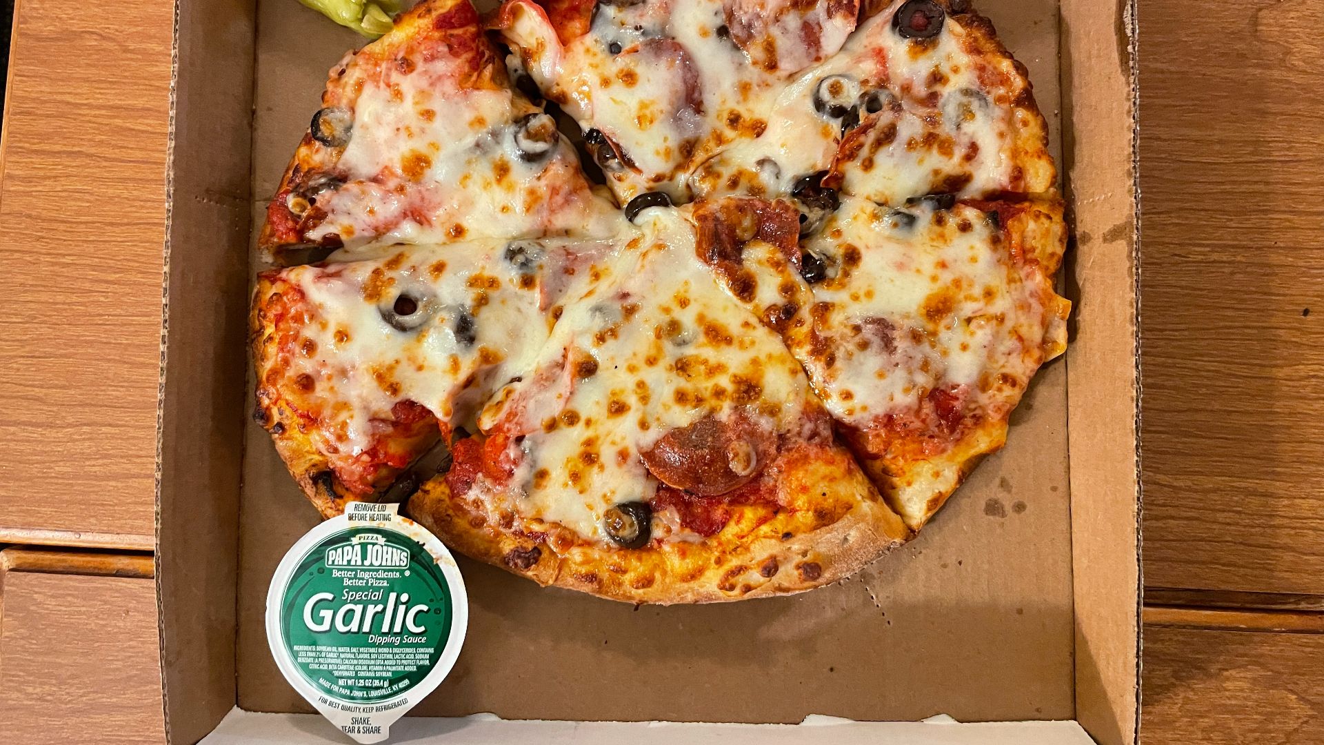 File:Papa John's Pizza small pepperoni and black olives pizza pie.jpeg