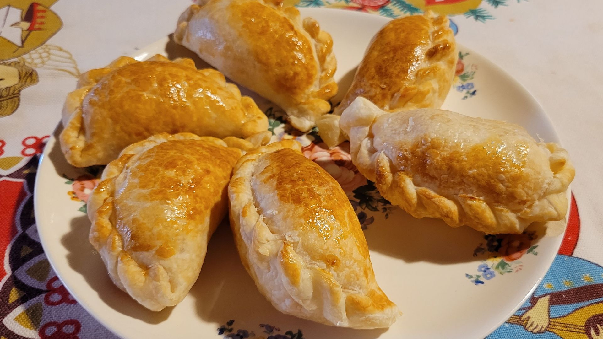 File:Empanadas argentinas de jamón y queso con orégano y tomate, doradas con huevo batido.jpg