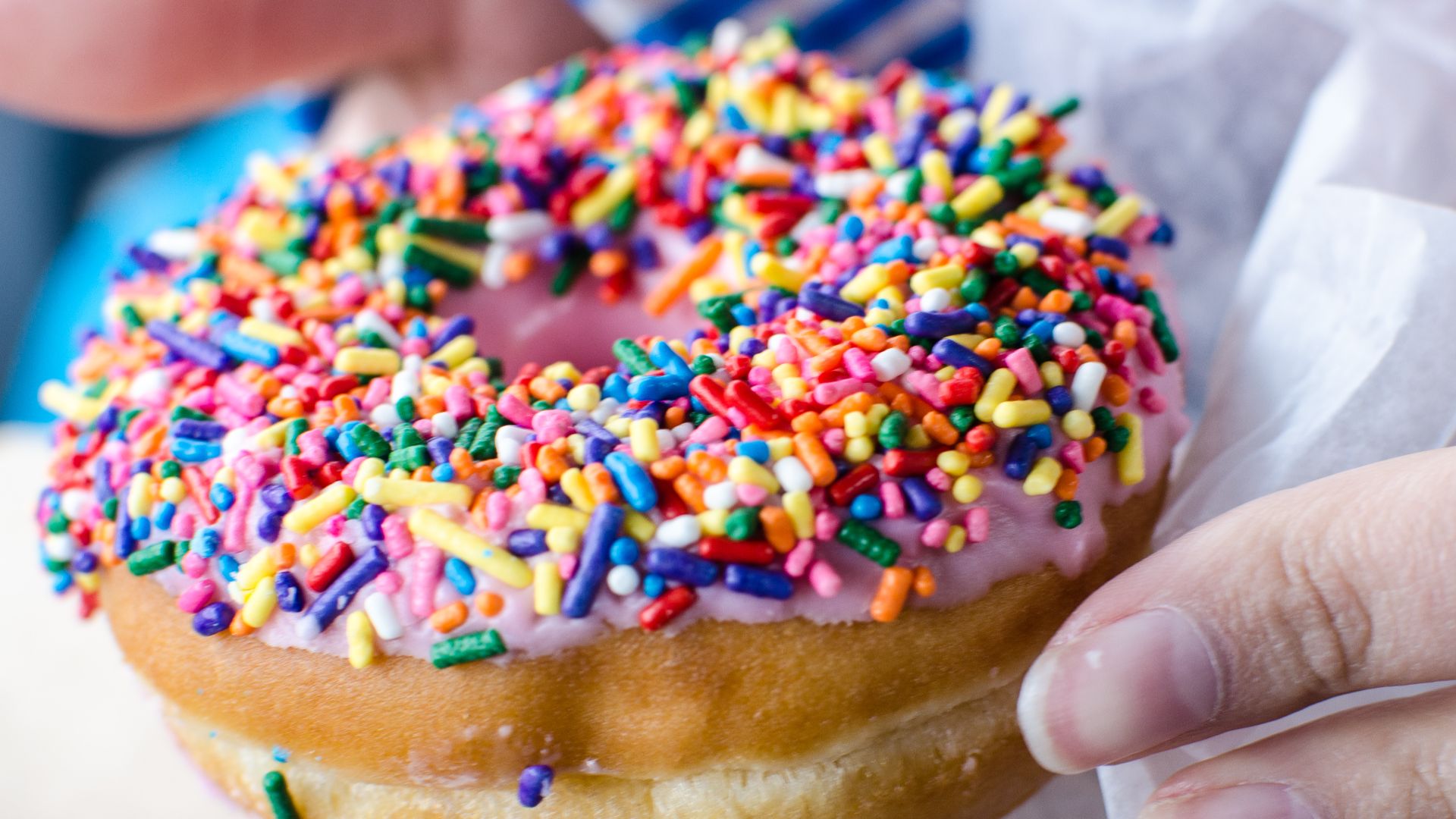 File:Strawberry donut with sprinkles (2).jpg