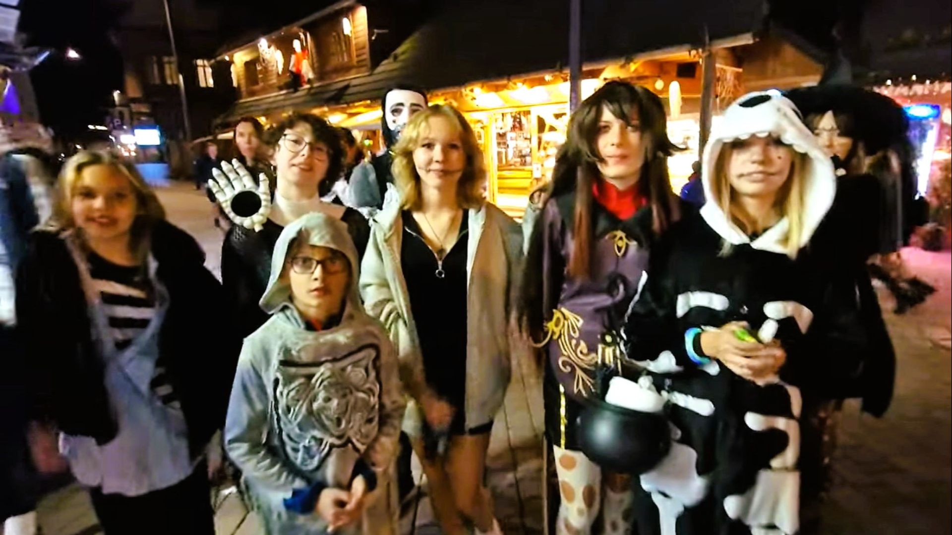 File:02022 Halloween in Zakopane, Trick-or-treating.jpg