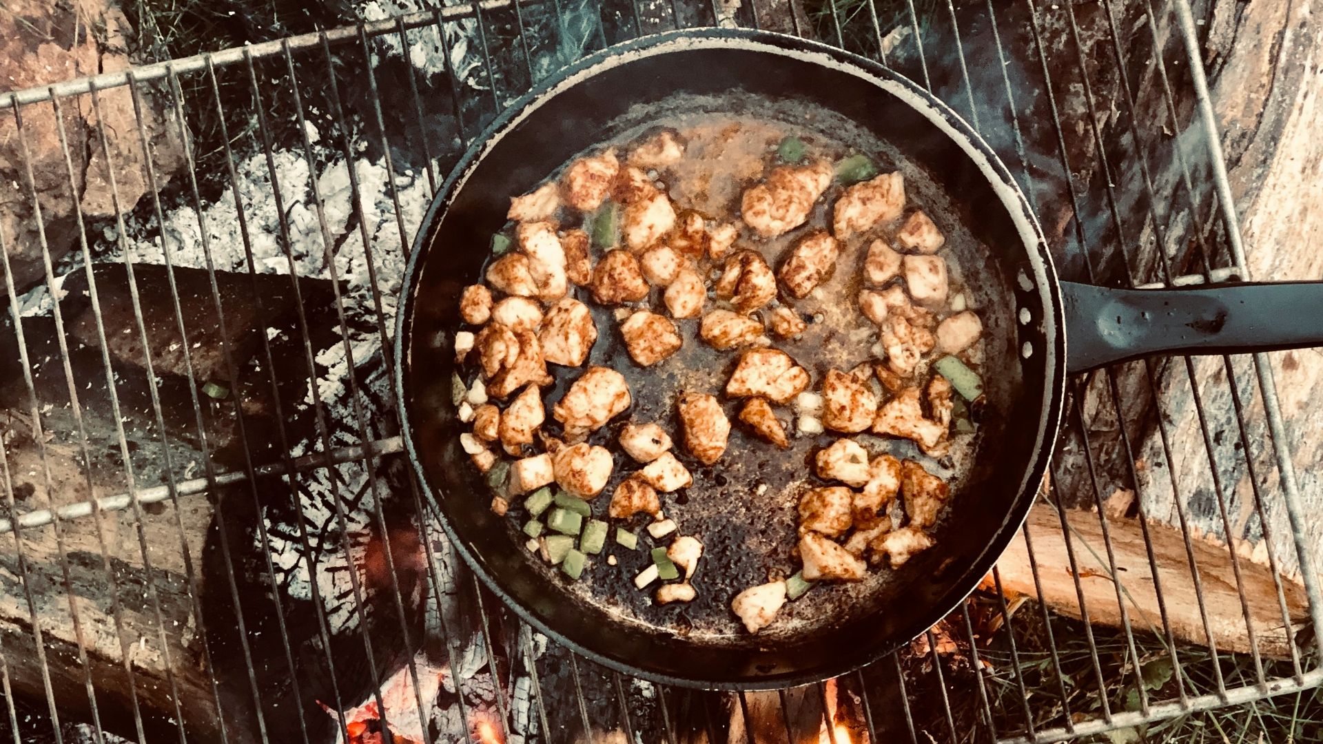 black frying pan on focus photography