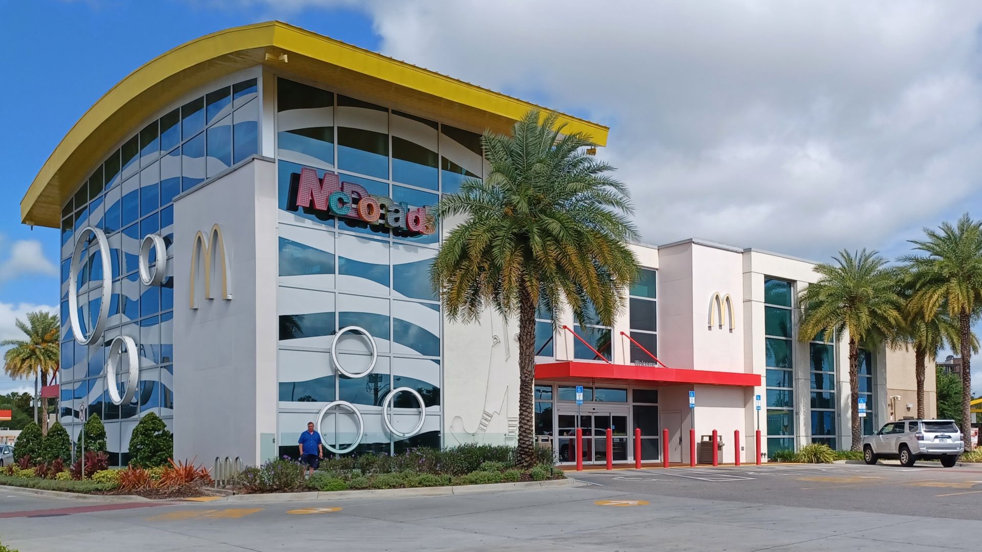 File:World's Largest Entertainment McDonald's - exterior.jpg