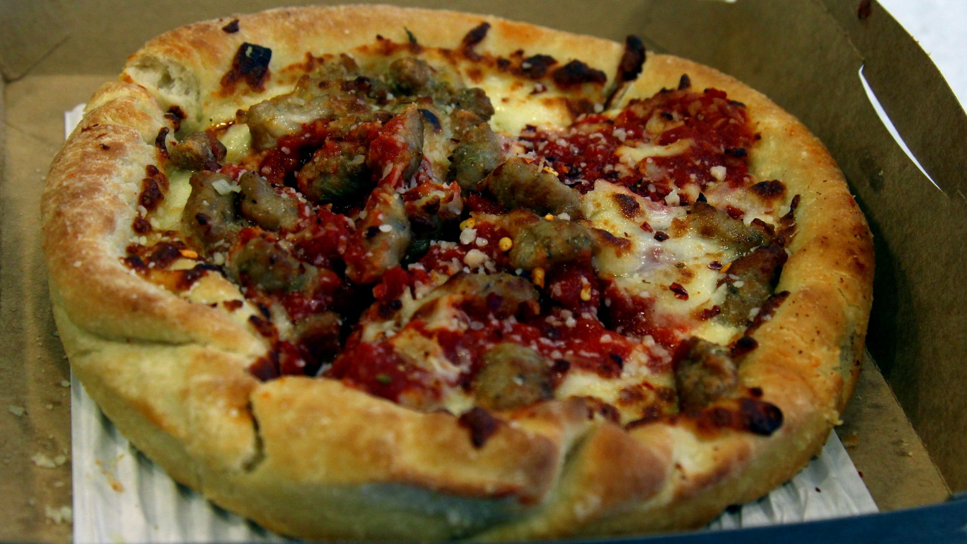 File:Deep-Dish Pizza Chicago Style (16934681309).jpg