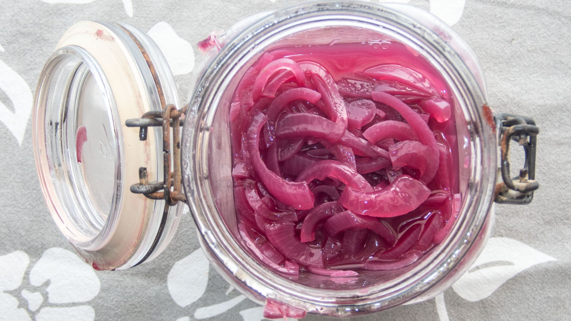 File:Pickled red onion in jar.jpg