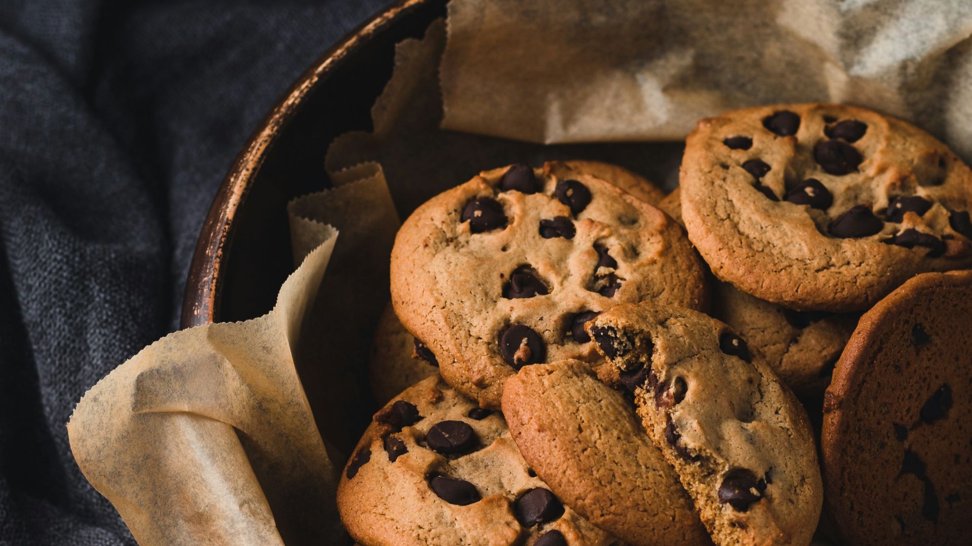 brown cookies on round brown bowl