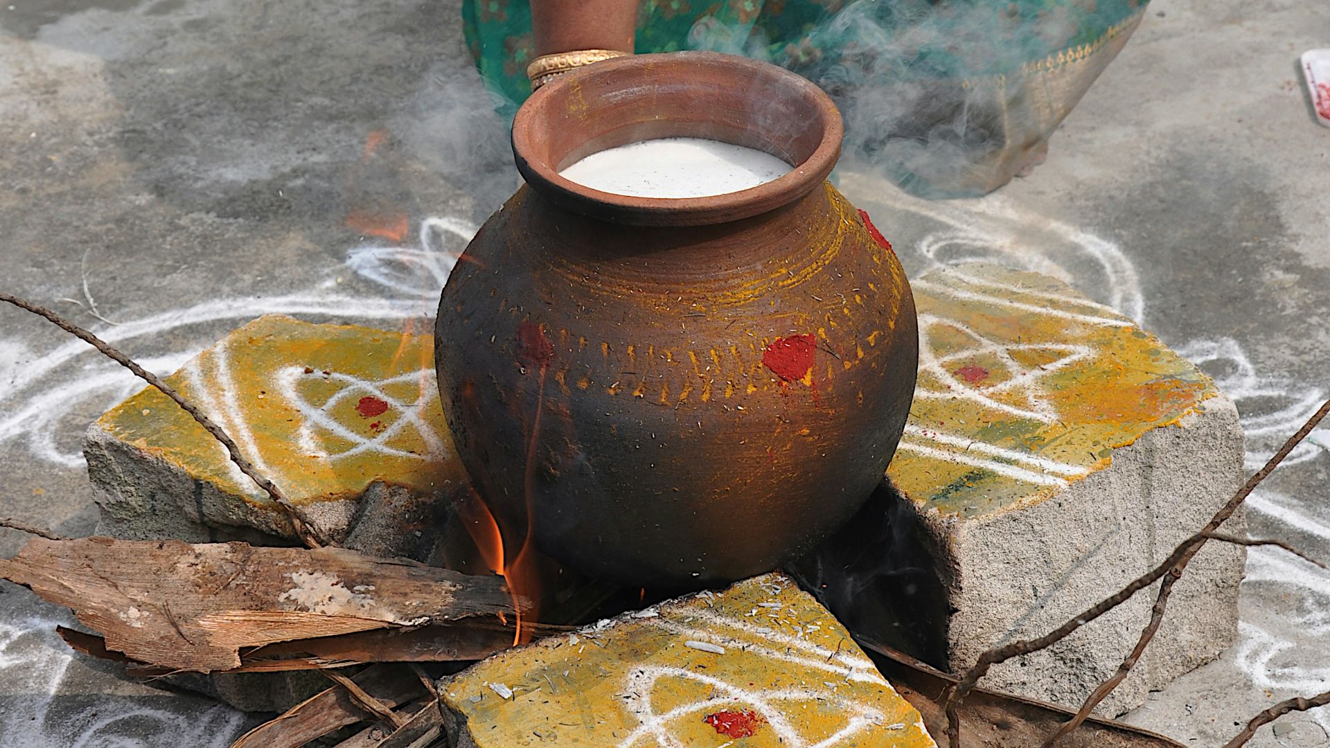 A clay pot sitting on top of a table