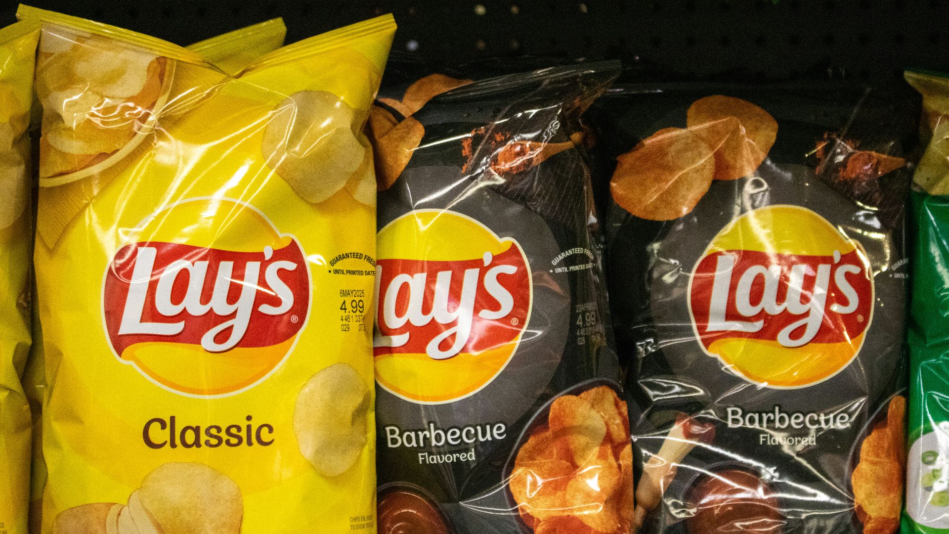 Lays classic and barbecue potato chips.