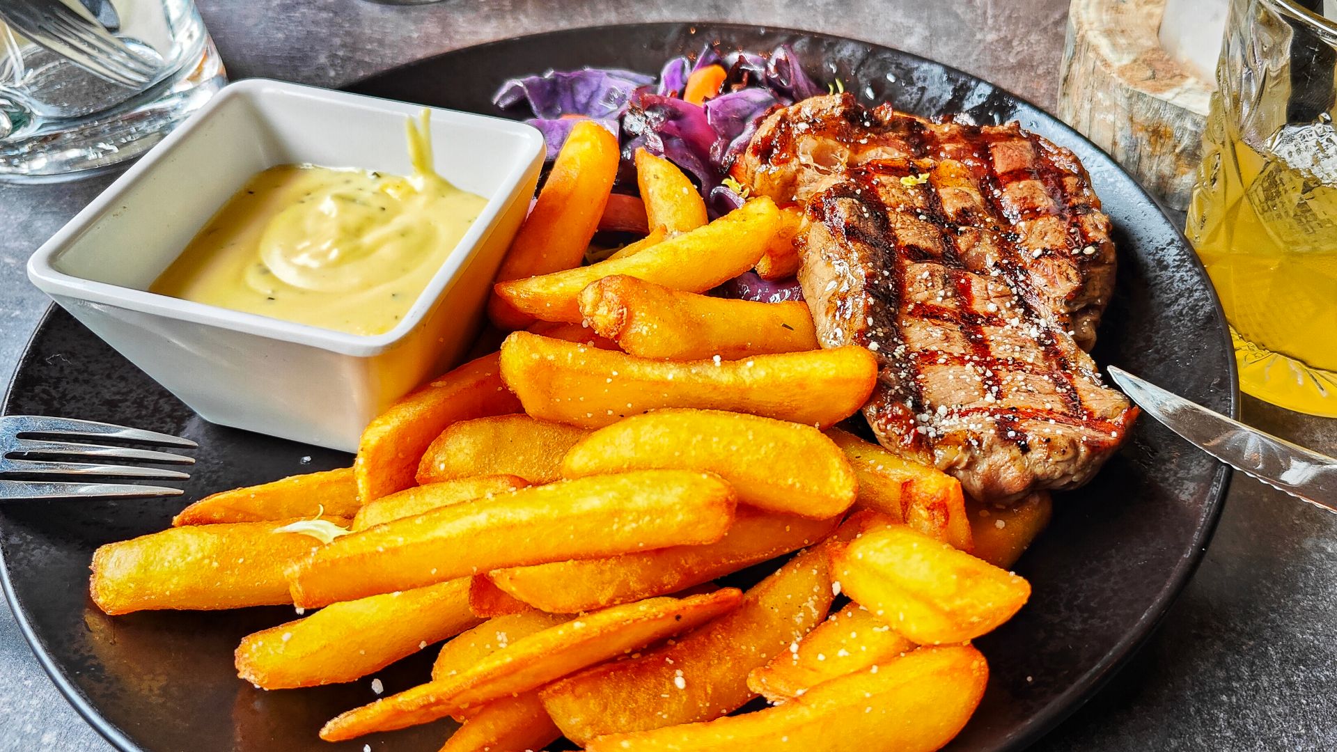 File:Ribeye steak, chips, béarnaise sauce.jpg