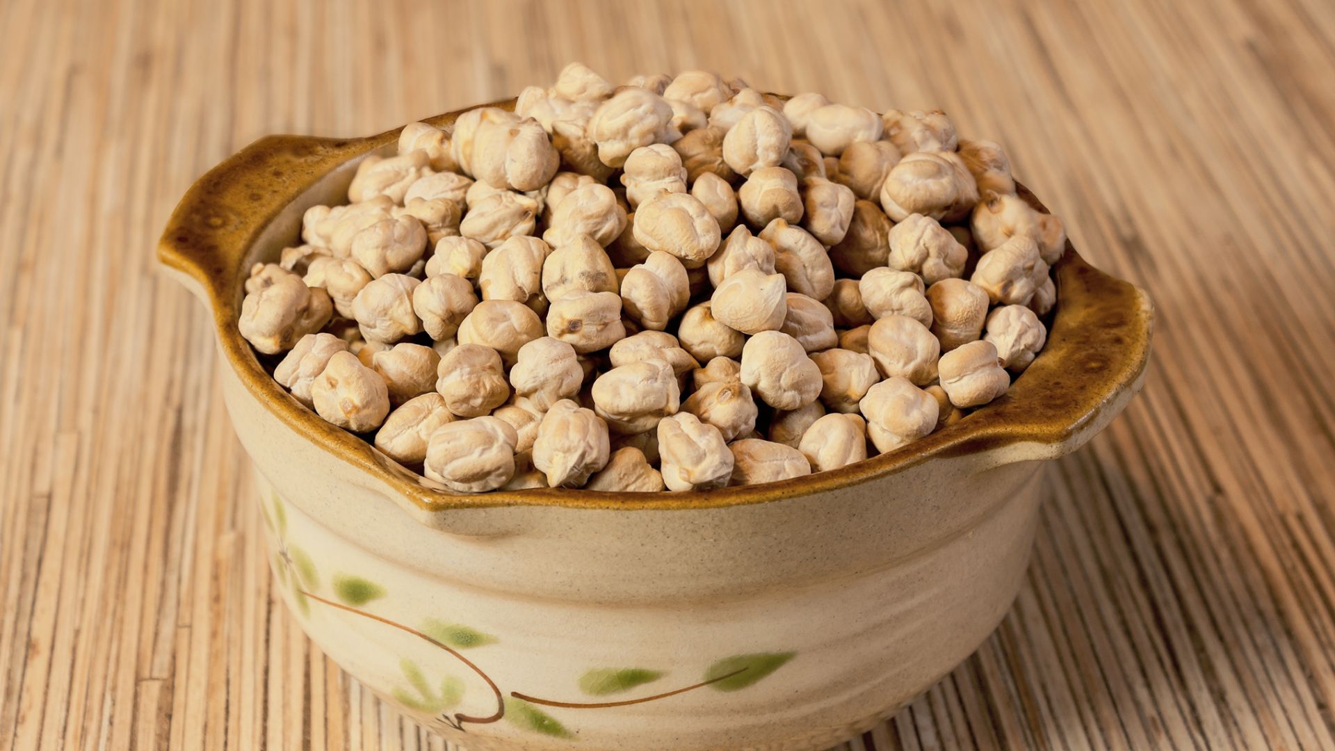 File:Ordinary chickpeas in a ceramic bowl.jpg