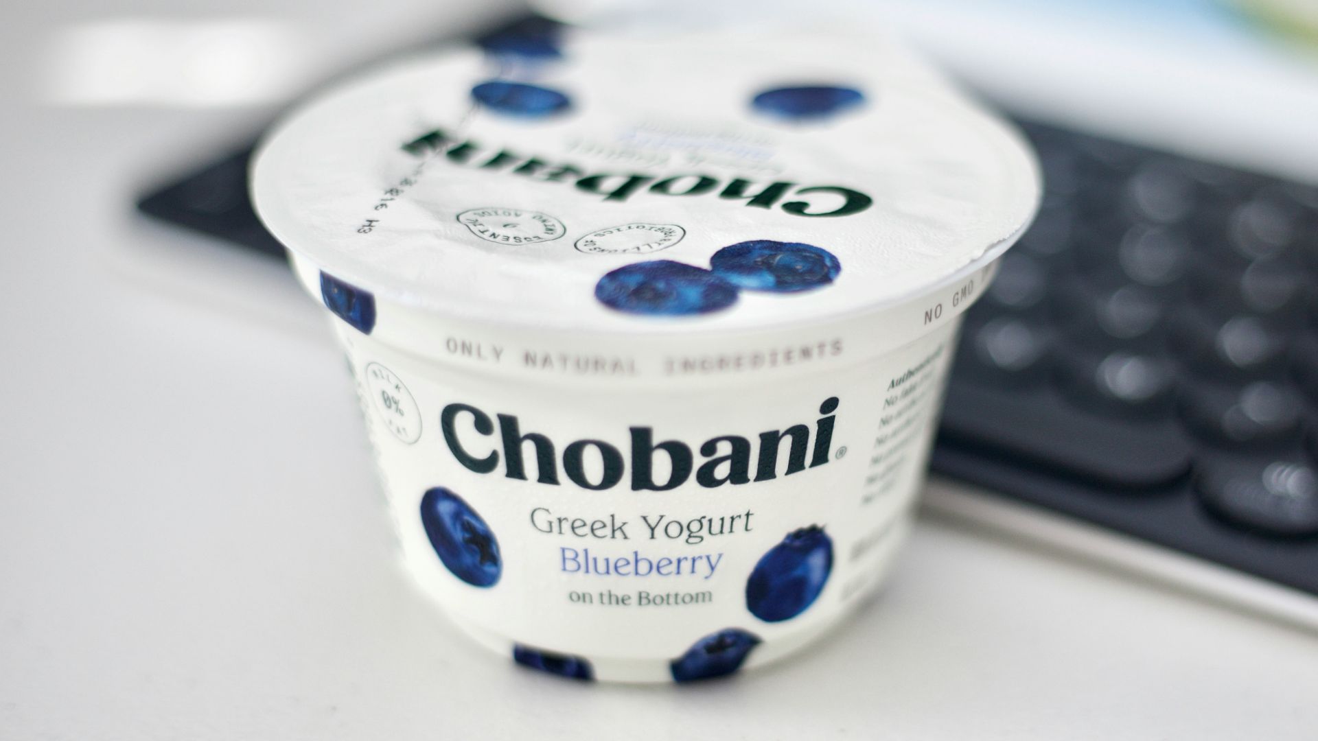 white and blue daisy sour cream