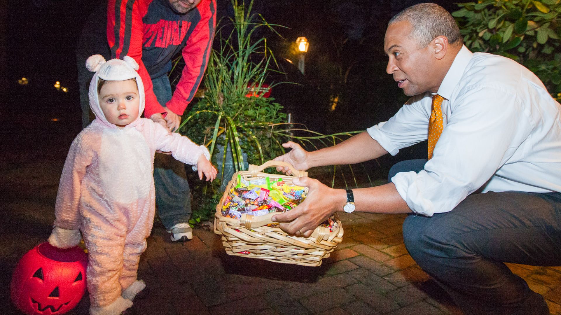 File:Halloween-trick-or-treating-in-milton 20506335588 o.jpg