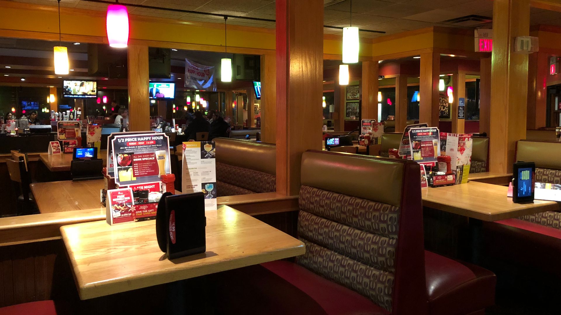 File:2018-12-01 23 28 20 Interior dining area of the Applebee's in Fair Lakes, Fairfax County, Virginia.jpg