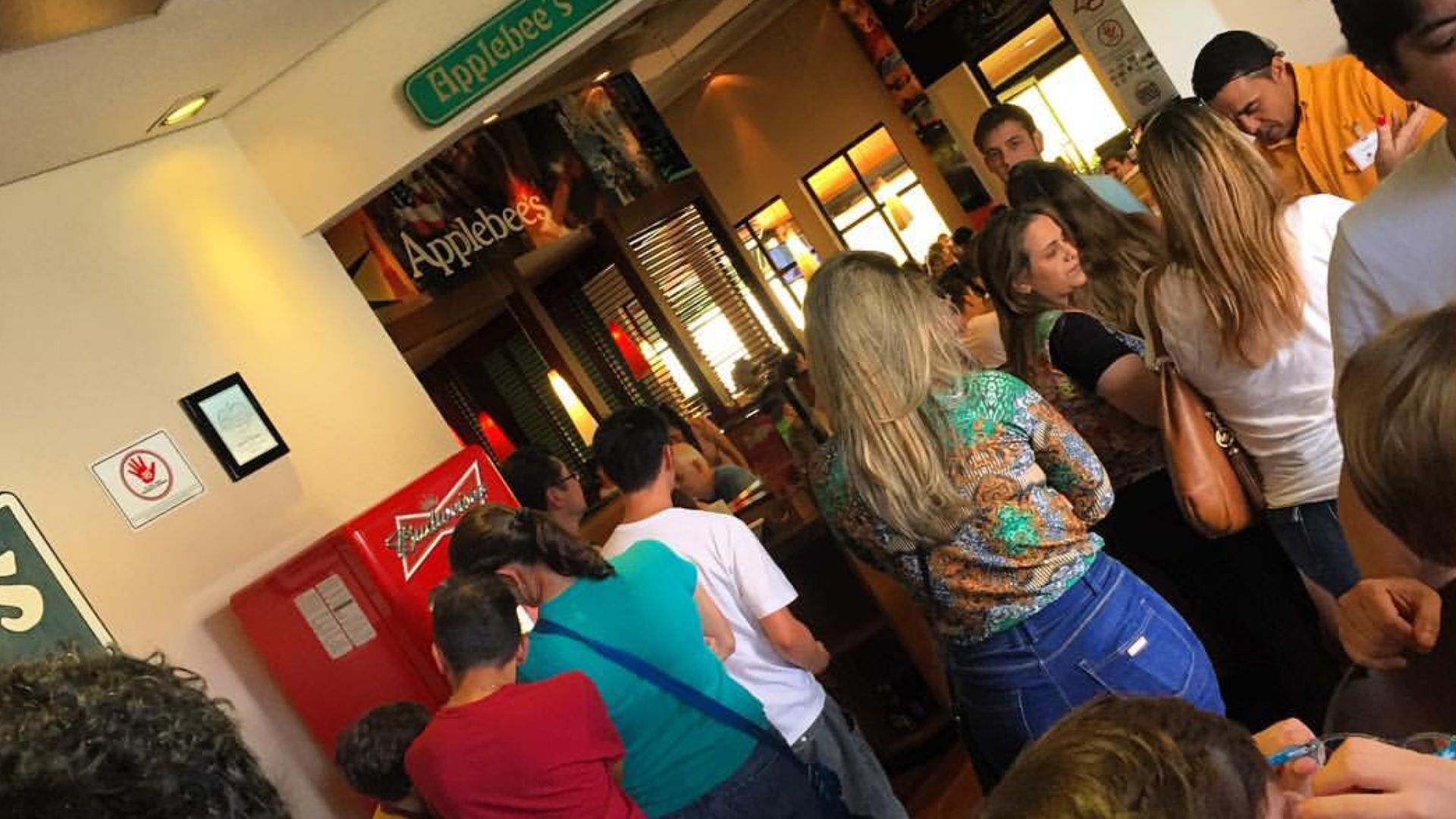 File:APPLEBEES LOTADO (30198445341).jpg