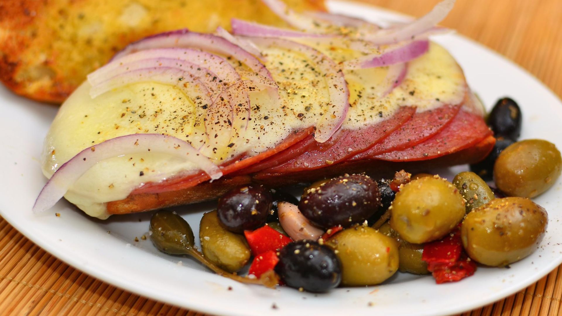 File:Hard salami and mozzarella sandwich.jpg