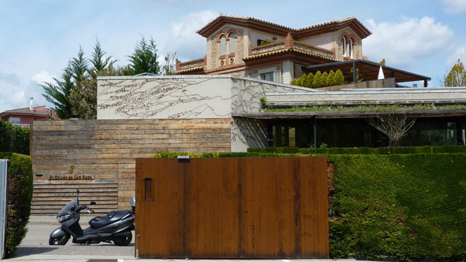 File:El Celler de Can Roca exterior.jpg