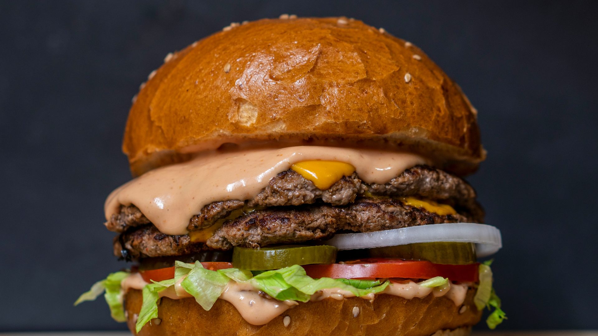 burger with lettuce and tomatoes
