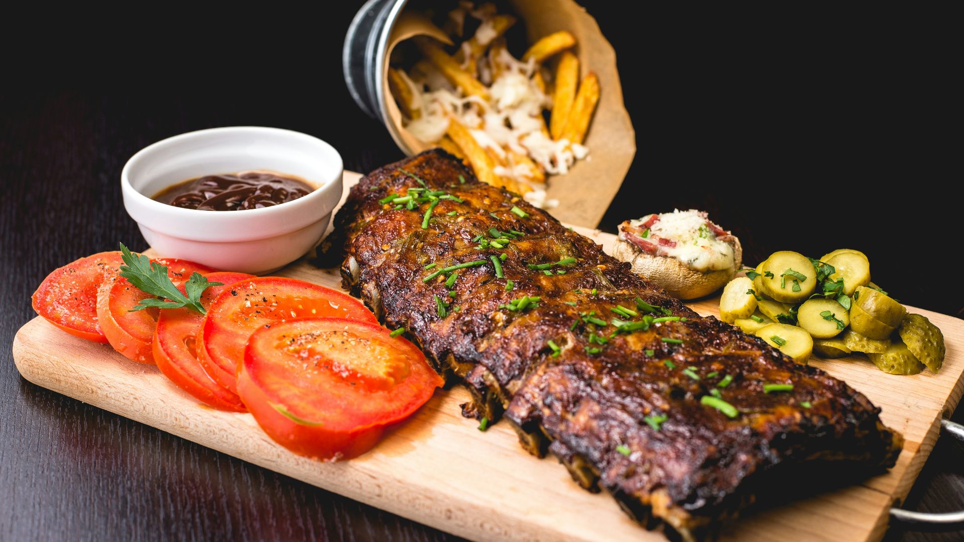 roasted ribs with sliced tomatoes and potatoes