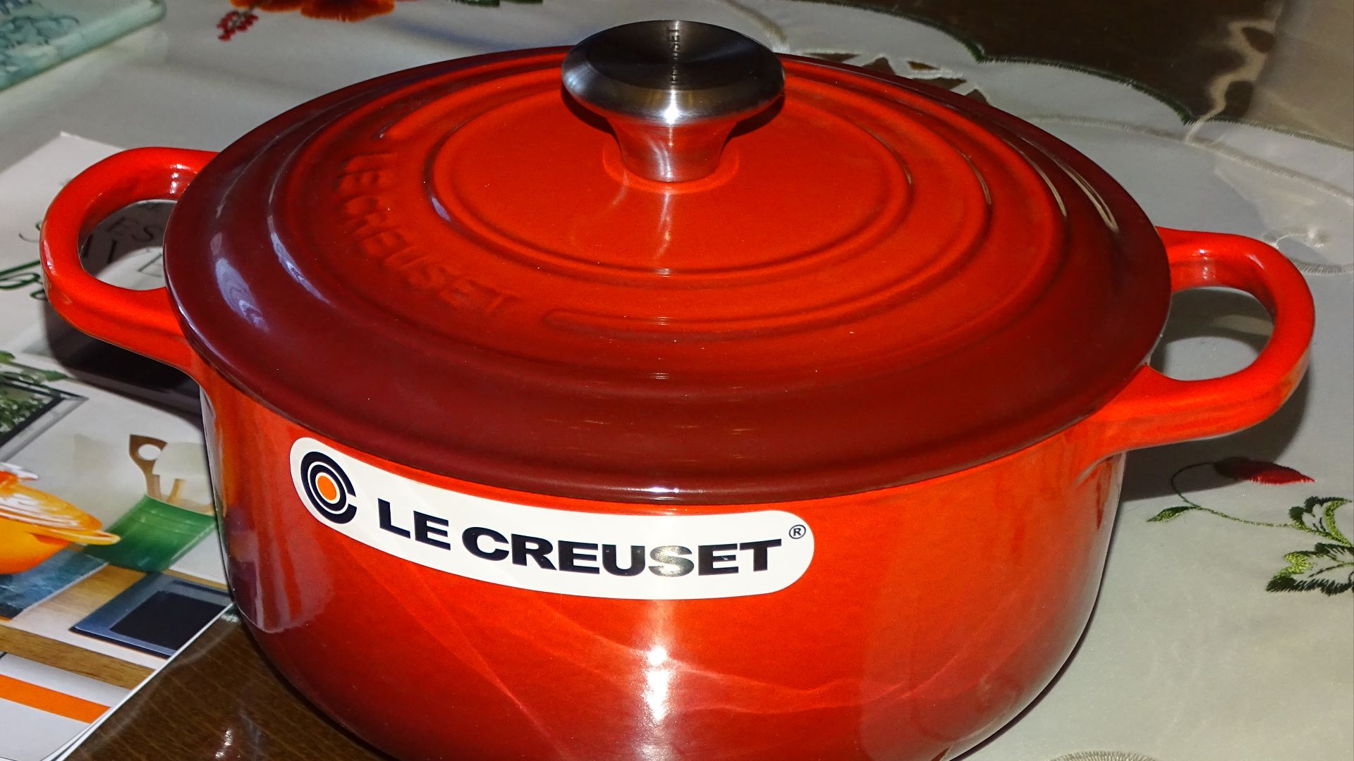 File:Cocotte en fonte émaillée Le Creuset, d'un diamètre de vingt centimètres.JPG