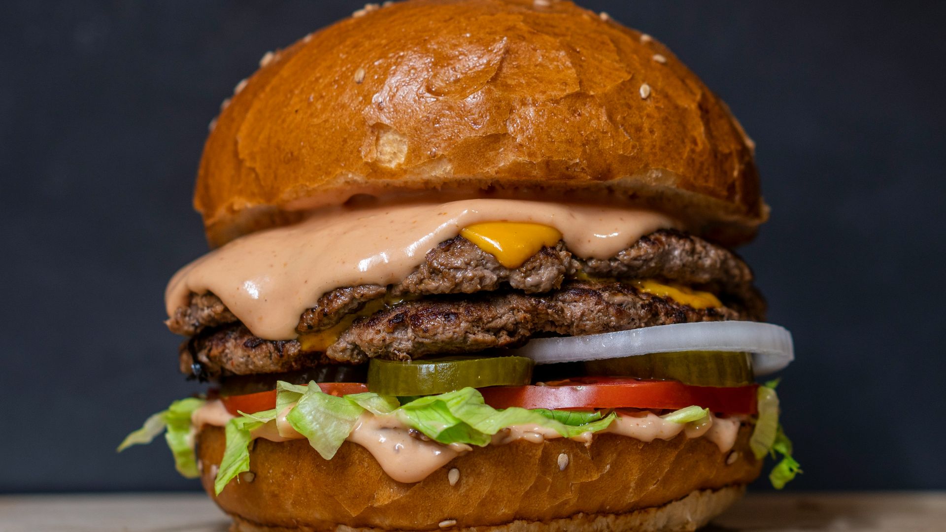 burger with lettuce and tomatoes