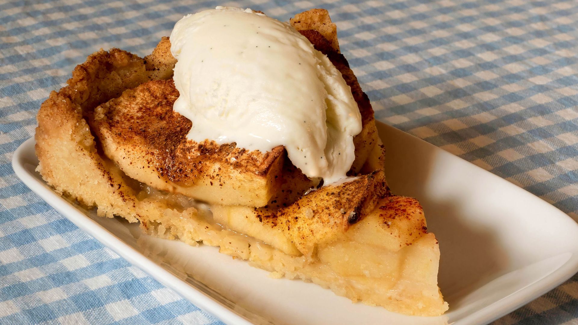 File:Apple cake with vanilla ice cream 2.jpg