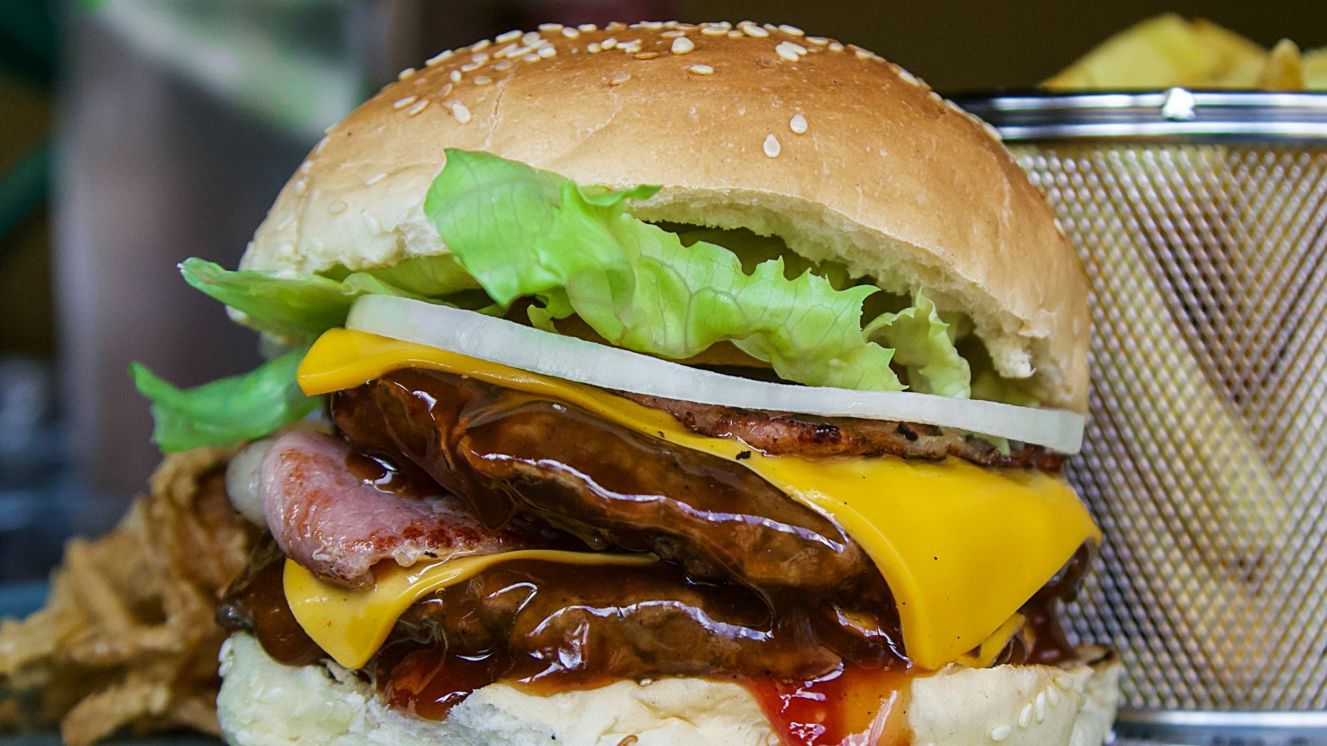 a plate with a hamburger and a cup of chips