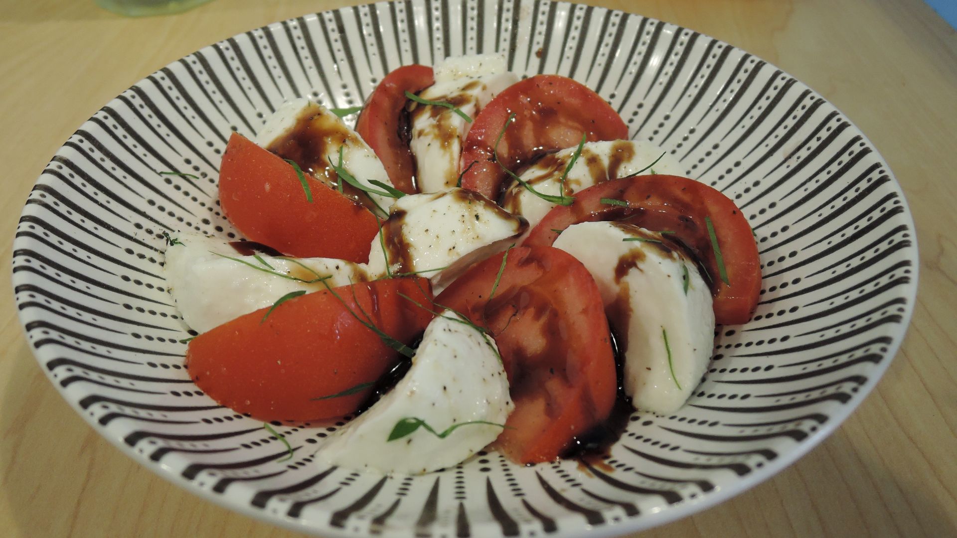 File:Mozzarella and tomato salad.jpg