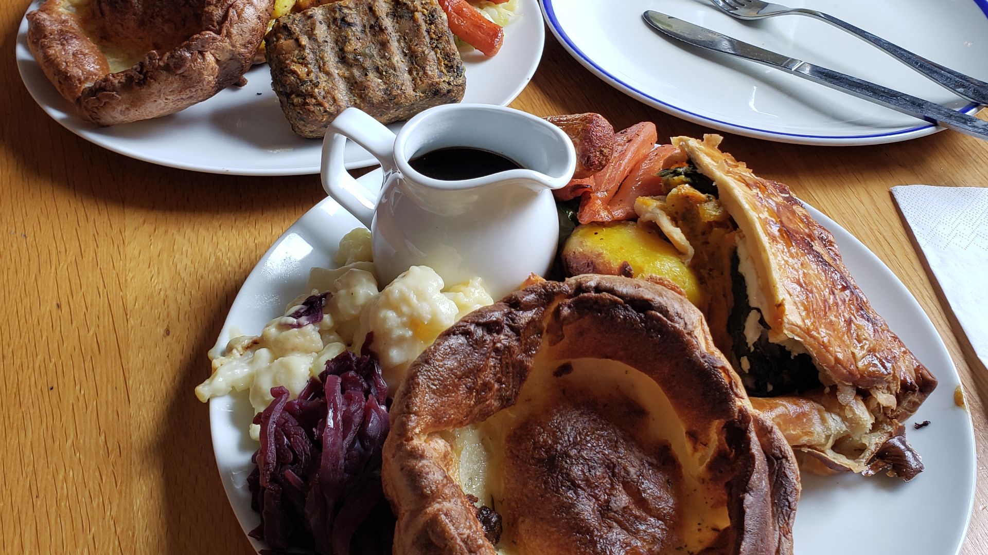 File:Sunday roasts in Haus on the Hill pub, Brighton.jpg