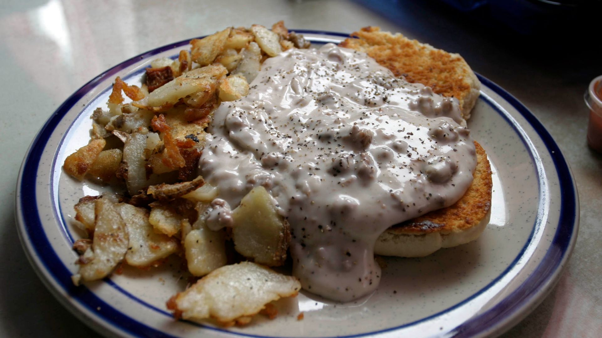 File:Biscuits-and-gravy.jpg