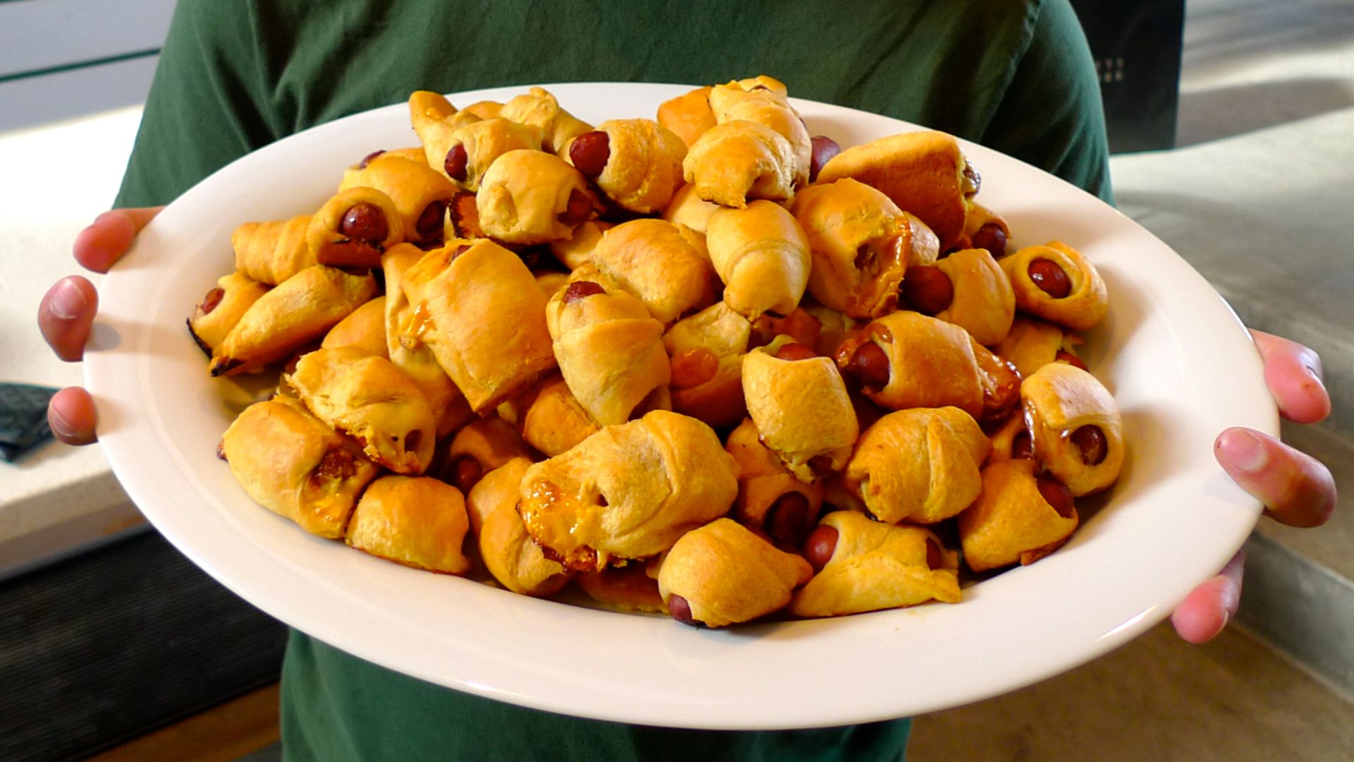 File:Bowl of pigs in a blanket.jpg