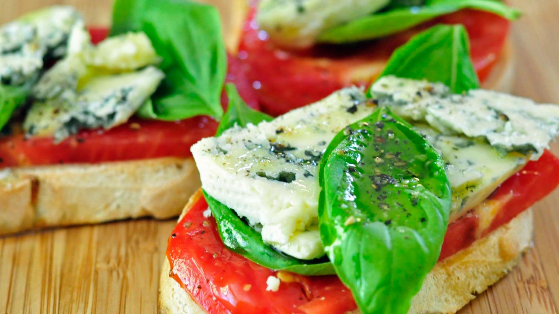 File:Blue cheese and tomato sandwiches.jpg