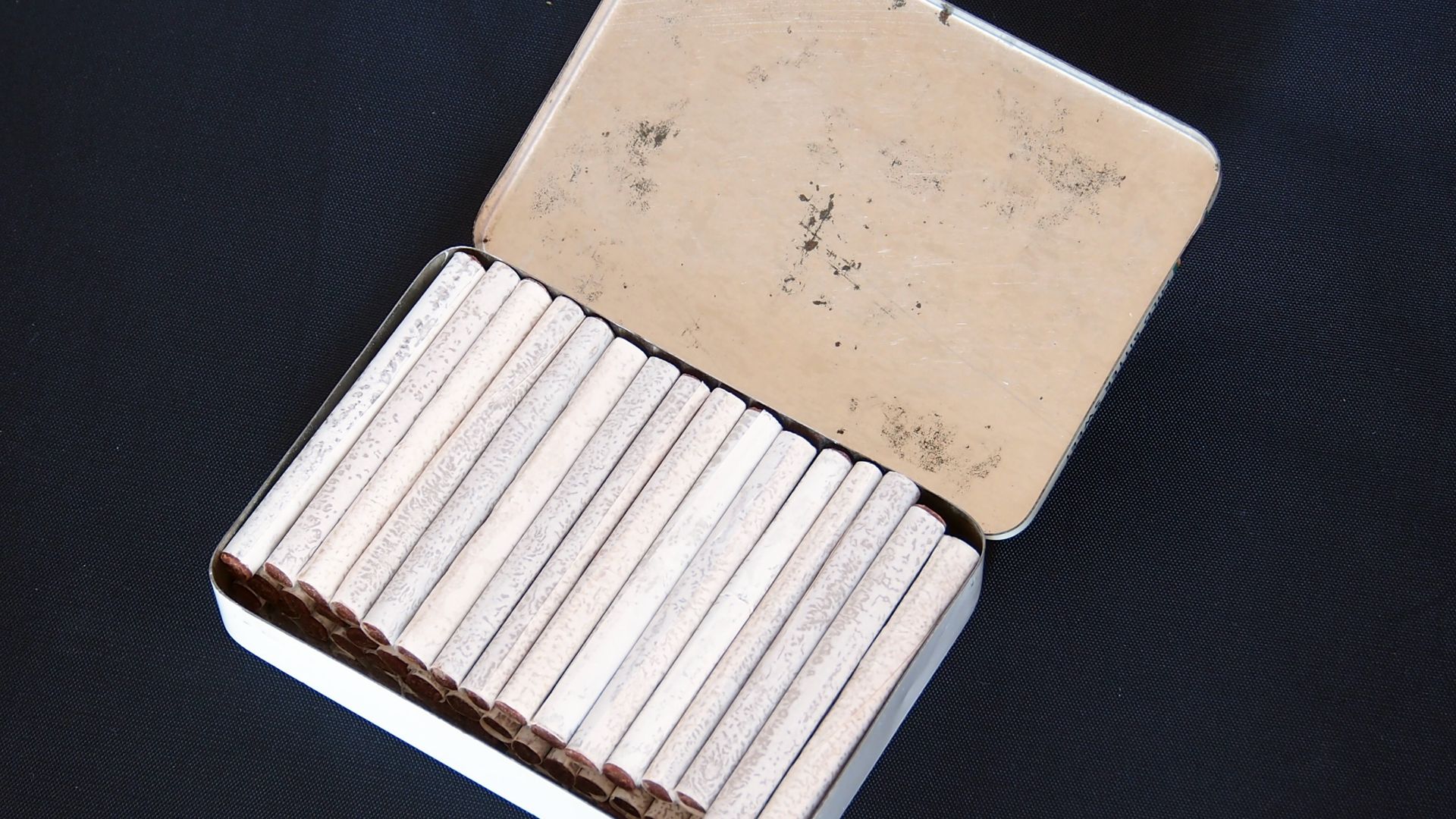 File:Caravellis Djébel Chocolate Cigarettes blikje, foto 3.JPG