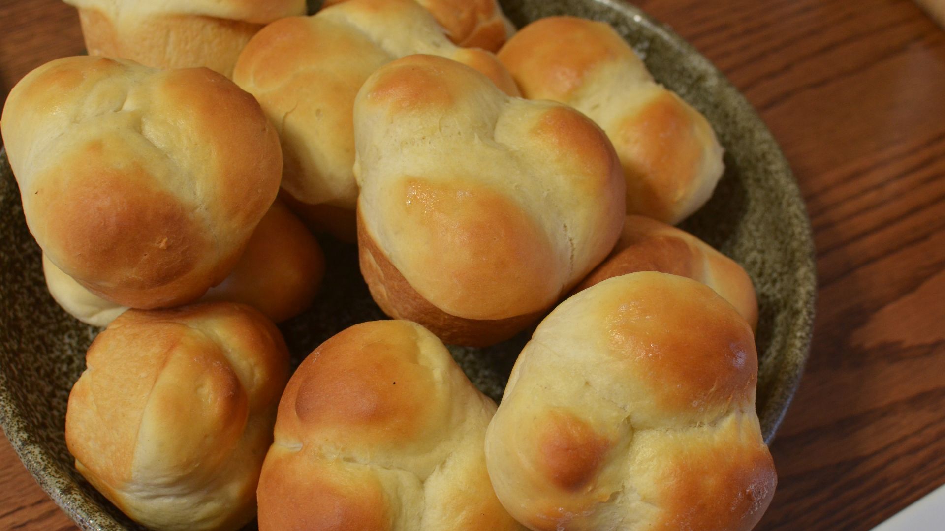 File:Fresh hot dinner rolls (8214213532).jpg