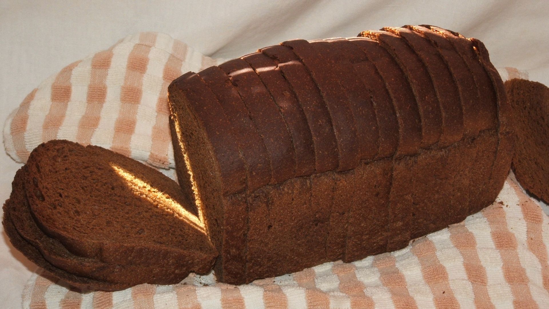 File:Dark rye bread.JPG