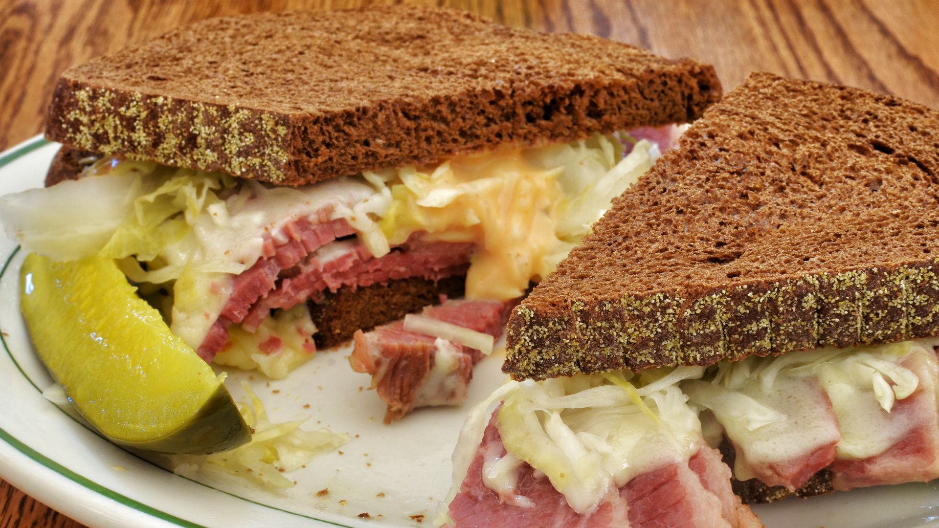 File:Pumpernickel reuben (15015143154).jpg
