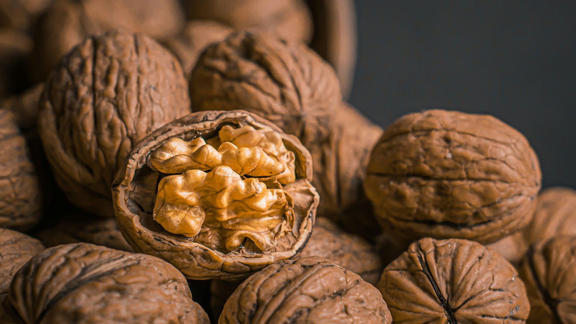 brown garlic on brown bowl