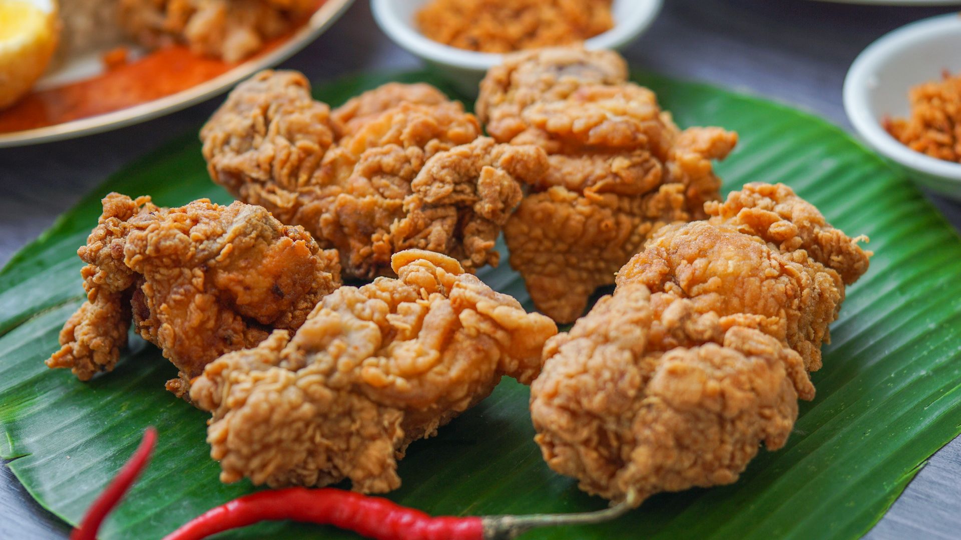 food lot on a green leaf plate