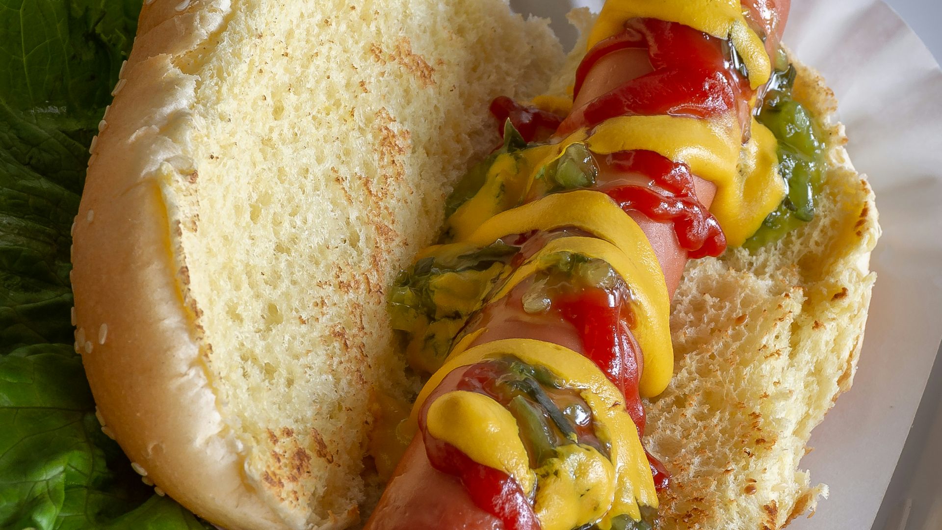 hotdog sandwich with tomato and lettuce