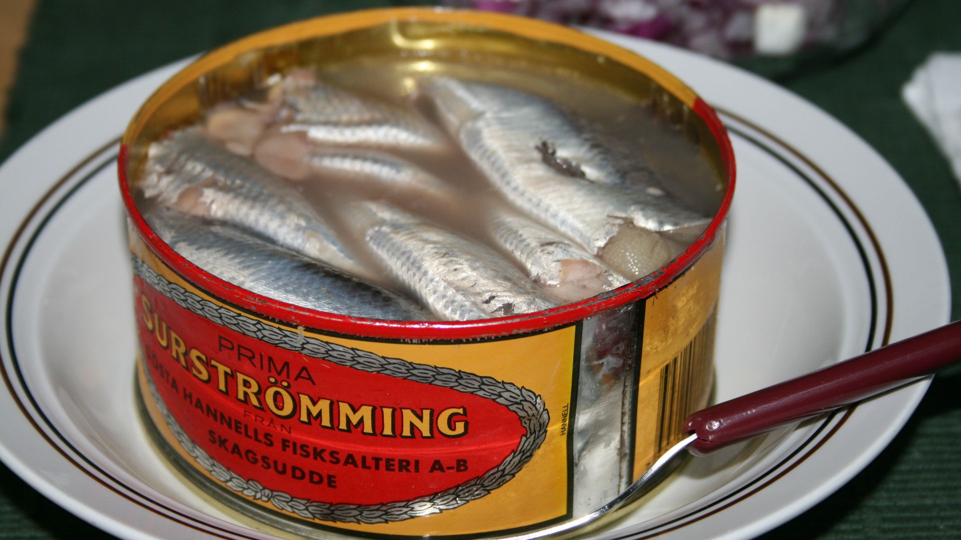 File:Serving Surströmming.jpg