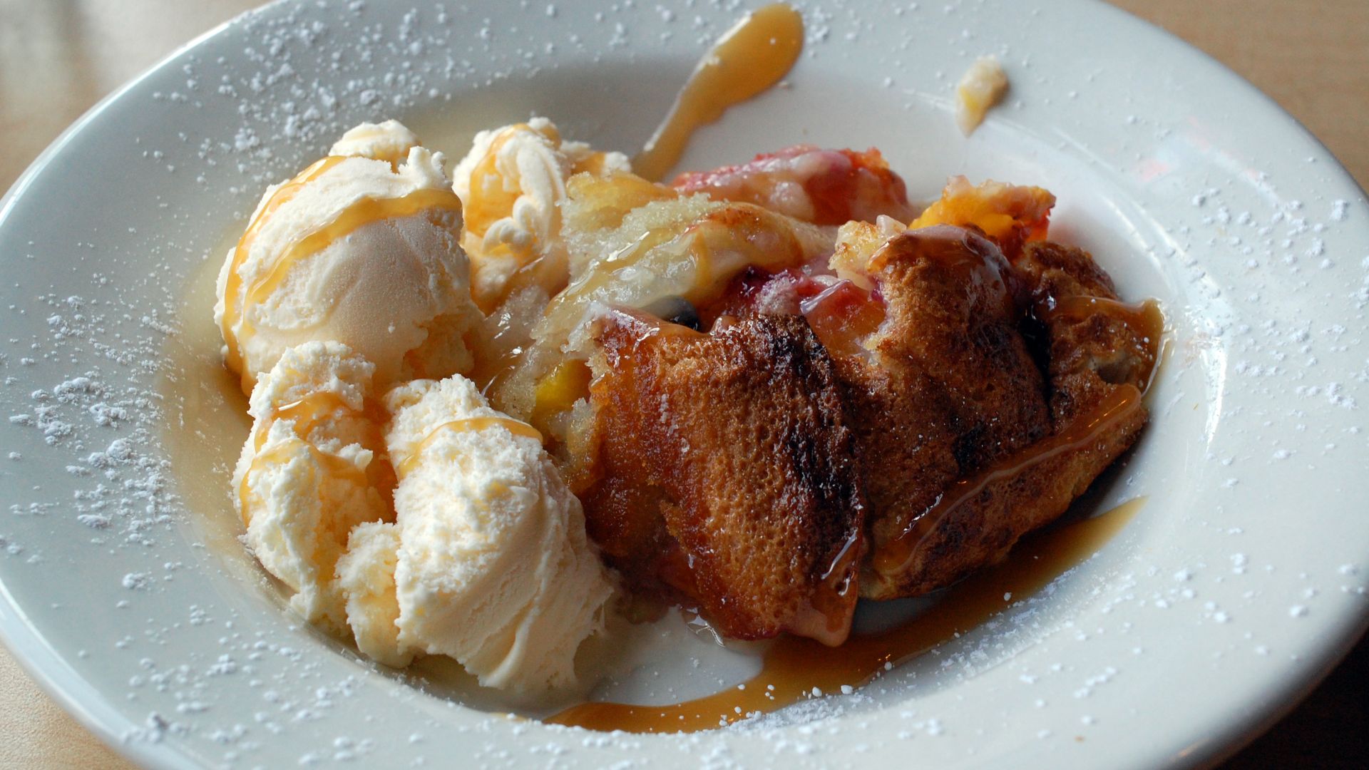 File:Peach Cobbler at City Hall Diner.jpg