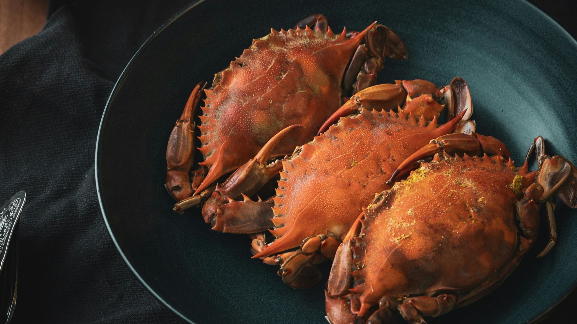 a plate of cooked crabs on a table