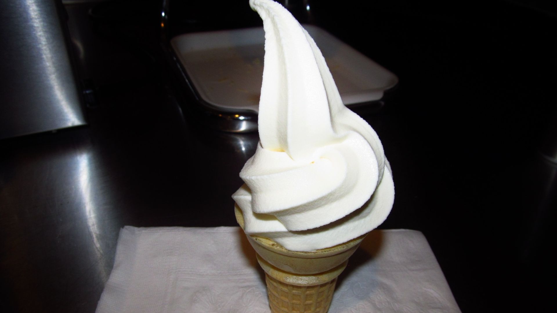 File:Dickey's BBQ Pit Soft Serve Ice Cream Cone (20070080633).jpg