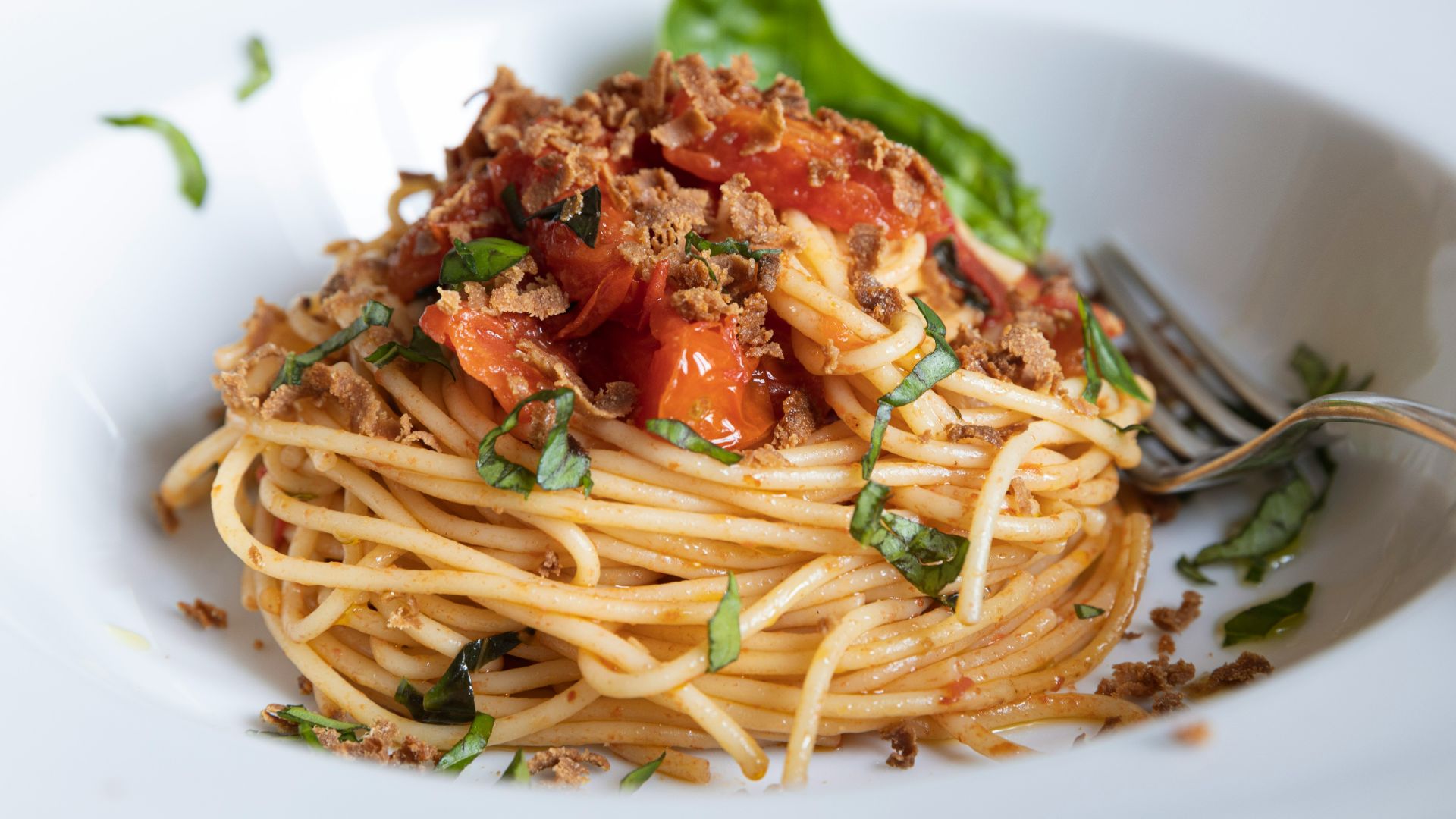 a plate of spaghetti with meat and tomato sauce
